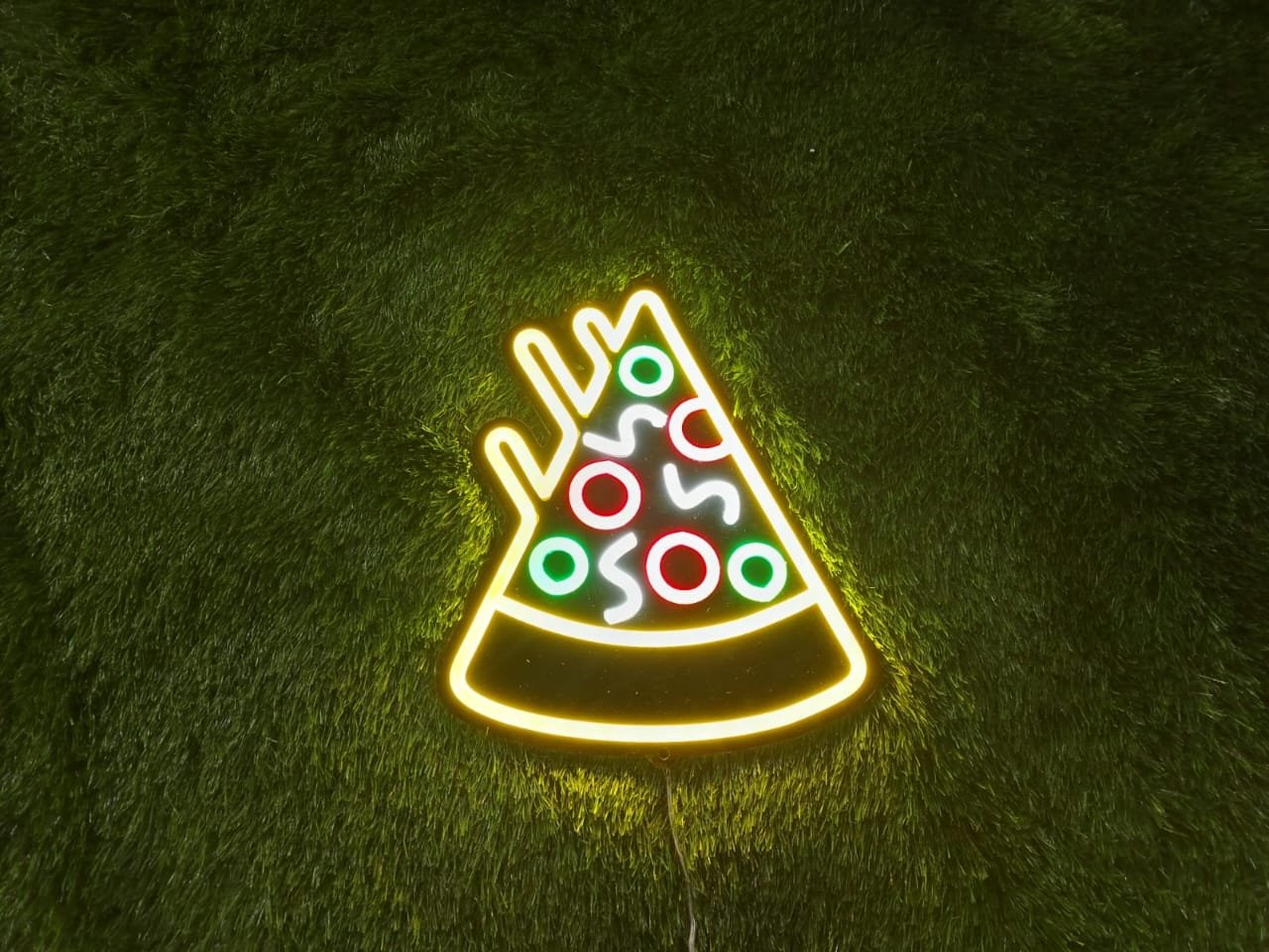 Colorful neon sign of a pizza slice with melted cheese, perfect for pizzerias or kitchen decor.